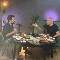 הכתר: ההיסטוריה של המלוכה הבריטית, אורח: אורן נהרי