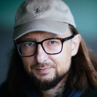 Wszystko to dzieje się kosztem mojego zwyczajnego życia - rozmowa z Juliuszem Strachotą