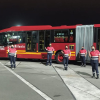 Madres de día, lavadoras de buses en las noches: las dos vidas de las aseadoras de Transmilenio