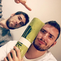 Dietro di Noi Becchi in una Foresta