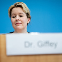 Giffey verzichtet auf Doktortitel