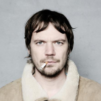 Peter Sommer: Man hamrer løs på en åben dør (læst op som et digt)