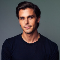 Queer Eye’s Antoni Porowski Loves Dinnertime