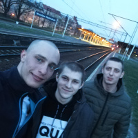 S1 odc. 13: Nado Squad (skwerek przy skrzyżowaniu WIncentego z Rydygiera)