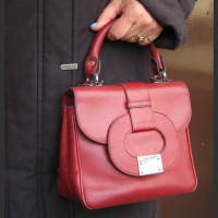 Der stetige Begleiter der Frau: die Handtasche