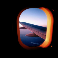 Warum müssen bei Start und Landung im Flugzeug die Sonnenblenden oben sein?